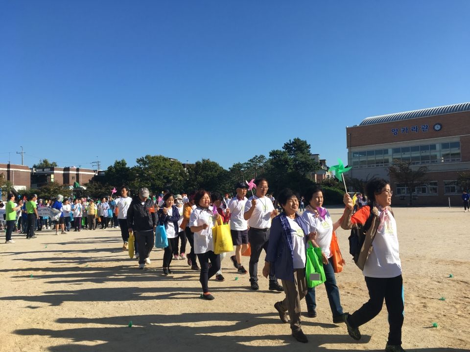 시민들이 ‘생명사랑 걷기대회’에서 코스를 따라 걷고 있다.