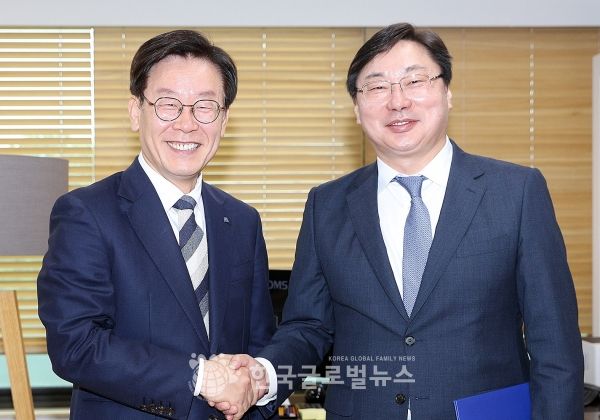 지난 7월 임용장 수여 모습 왼쪽부터 이재명 지사, 이화영 부지사