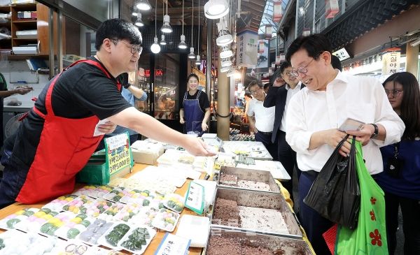 이재명지사가 9월 17일 수원 영동시장과 못골시장을 방문 상인들을 격려하고 있다 이재명지사가 9월 17일 수원 영동시장과 못골시장을 방문 상인들을 격려하고 있다