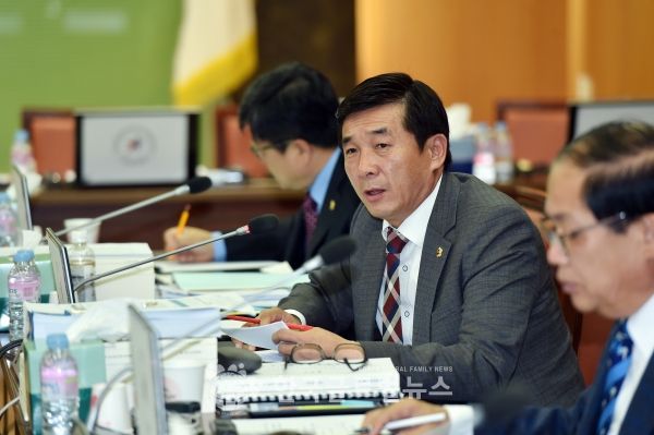 엄교섭 의원 질의장면 엄교섭 의원 질의장면