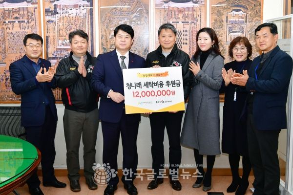 (왼쪽부터) 윤환 체육진흥과장, 강신혁 케이티위즈 마케팅팀장, 이한규 수원시 제1부시장, 송해영 케이티위즈 실장, 최윤정 수원시청년지원센터장, 박란자 수원시 청년정책관, 이원구 수원시 청년지원팀장이 ‘청나래’ 사업의 정장 세탁비용 후원금을 전달하고, 다함께 기념촬영을 하고 있다. (왼쪽부터) 윤환 체육진흥과장, 강신혁 케이티위즈 마케팅팀장, 이한규 수원시 제1부시장, 송해영 케이티위즈 실장, 최윤정 수원시청년지원센터장, 박란자 수원시 청년정책관, 이원구 수원시 청년지원팀장이 ‘청나래’ 사업의 정장 세탁비용 후원금을 전달하고, 다함께 기념촬영을 하고 있다.