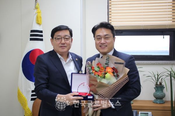 (왼쪽부터) 도시환경위 박재만 위원장 박성훈 의원 (왼쪽부터) 도시환경위 박재만 위원장 박성훈 의원