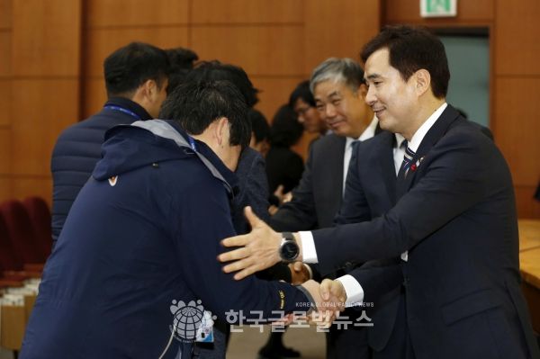직원들과 수인사를 하고 있는 서철모 화성시장 직원들과 수인사를 하고 있는 서철모 화성시장
