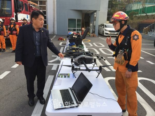 신형 소방장비을 점검하는 김용찬 의원(사진 왼편) 신형 소방장비을 점검하는 김용찬 의원(사진 왼편)
