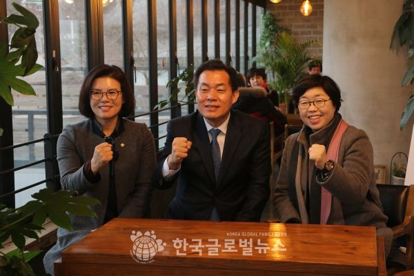 인터뷰 내내 응원해준 박옥분 경기도의원 .황경희 수원시의원 인터뷰 내내 응원해준 박옥분 경기도의원 .황경희 수원시의원