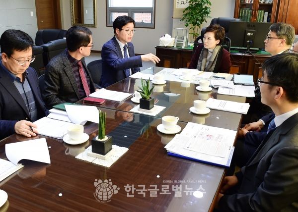 염태영 시장과 김현미 장관이 이야기를 나누고 있다. 염태영 시장과 김현미 장관이 이야기를 나누고 있다.