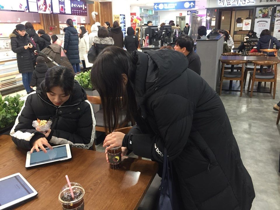 영통역 홈플러스에서 시민들이 태블릿PC를 활용해 설문조사에 참여하고 있다. 영통역 홈플러스에서 시민들이 태블릿PC를 활용해 설문조사에 참여하고 있다.