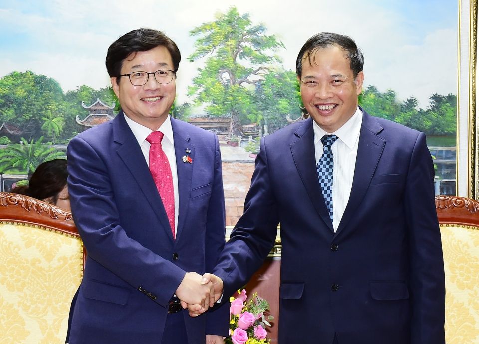 염태영 시장이 웬 만 히엔 당서기와 악수하고 있다. 염태영 시장이 웬 만 히엔 당서기와 악수하고 있다.