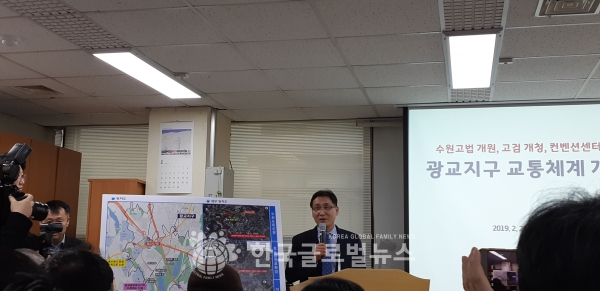 브리핑하고 있는 곽호필 도시정책실장 브리핑하고 있는 곽호필 도시정책실장