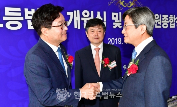 염태영 시장(왼쪽)이 김명수 대법원장과 인사하고 있다. 염태영 시장(왼쪽)이 김명수 대법원장과 인사하고 있다.