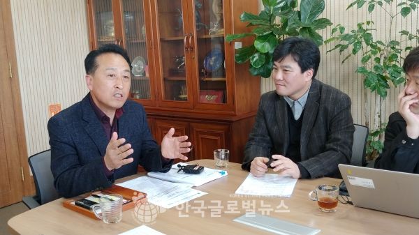 ▲ 김홍성 화성시의회 의장이 지난 6일 오후 시의회 2층 의장실에서 ‘수원·화성·오산통합기자단’(회장 이일수, 투데이경제) 소속 언론사들과 인터뷰를 하고 있다.