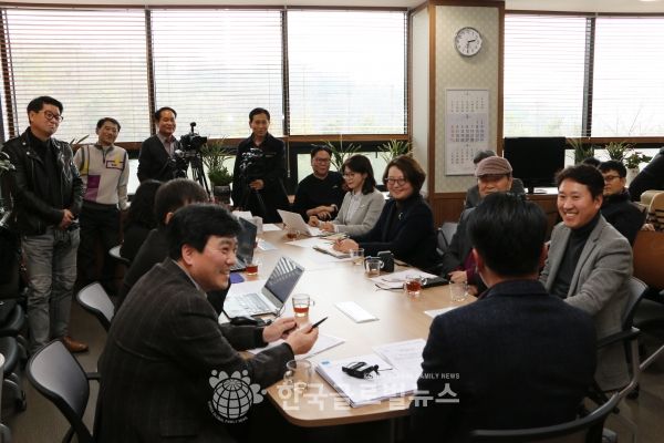 ▲ 김홍성 화성시의회 의장이 지난 6일 오후 시의회 2층 의장실에서 ‘수원·화성·오산통합기자단’(회장 이일수, 투데이경제) 소속 언론사들과 인터뷰를 하고 있다.