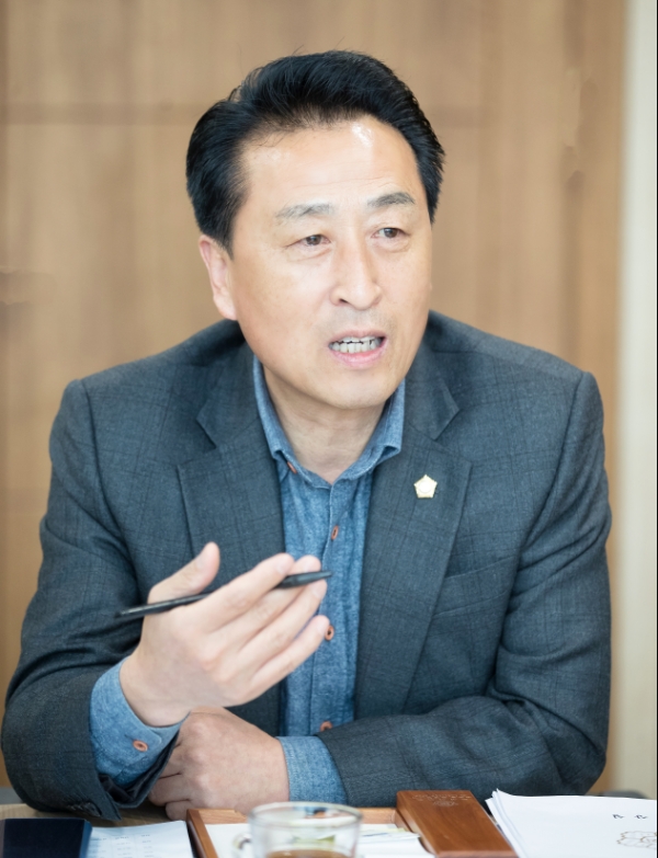 △ 김홍성 화성시의장이 12일 오후 의장실에서 화사연(화성시를 사랑하는 기자 연합회) 회원사들과 인터뷰를 진행하고 있다. 김 의장은 이날 인터뷰에서 평소대로 소탈하고 젠틀한 모습을 보여주며 화성시 현안 관련 의견들을 개진했다. △ 김홍성 화성시의장이 12일 오후 의장실에서 화사연(화성시를 사랑하는 기자 연합회) 회원사들과 인터뷰를 진행하고 있다. 김 의장은 이날 인터뷰에서 평소대로 소탈하고 젠틀한 모습을 보여주며 화성시 현안 관련 의견들을 개진했다.