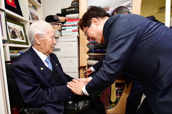 염태영 수원시장(오른쪽)이 이영수 지사(왼쪽) 자택을 방문해 감사의 인사를 전하고 있다. 염태영 수원시장(오른쪽)이 이영수 지사(왼쪽) 자택을 방문해 감사의 인사를 전하고 있다.
