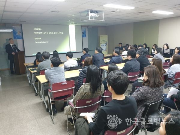 19일 수원시청 소회의실에서 열린 인권교육 모습. 19일 수원시청 소회의실에서 열린 인권교육 모습.