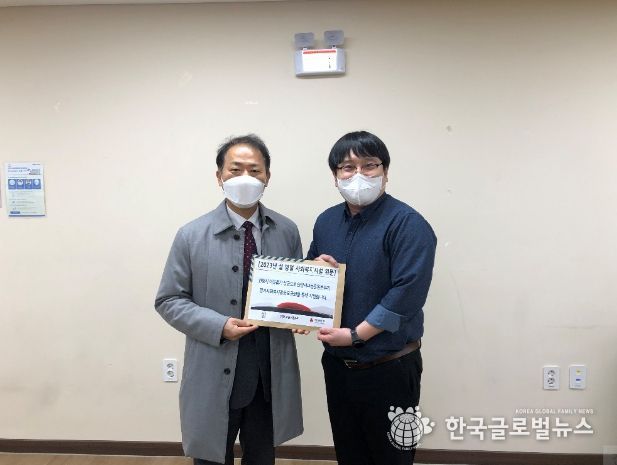 장영근 안양시부시장이 남자단기청소년쉼터를 방문해 위문물품을 전달했다.