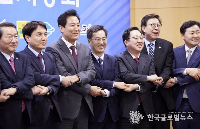 10일 오전 전북도청 중회의실에서 김동연 경기도지사, 이철우 대한민국시도지사협의회 회장, 김관영 대한민국시도지사협의회 부회장, 유정복 대한민국시도지사협의회 부회장, 이장우 대한민국시도지사협의회 감사 등이 대한민국시도지사협의.회 제 52차 임시총회에서 기념촬영을 하고 있다.