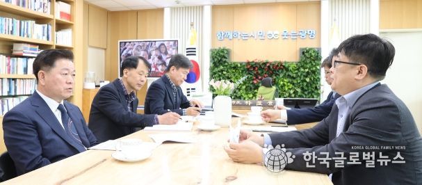 박승원 광명시장(맨 좌측)은 20일 3기 신도시 업무를 총괄하고 있는 박재순 국토교통부 공공주택추진단장(맨 우측)과 면담을 갖고 광명시흥신도시 주요 현안 사항을 점검하고, 지속가능한 자족형 명품도시로 조성하여 줄 것을 요청했다.