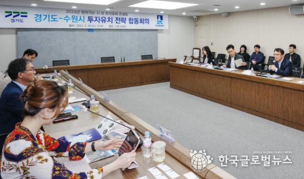 조청식 제1부시장(오른쪽)이 회의에서 발언하고 있다.
