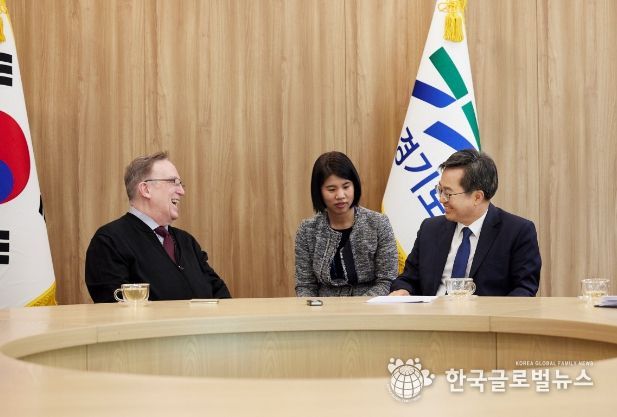 29일 오후 경기도청 집무실에서 김동연 도지사가 노벨평화상 수상자 존번 교수를 만나 면담을 하고 있다.