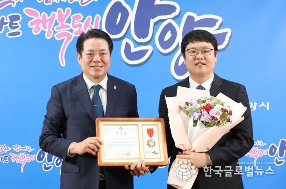 안양시는 장대언씨에게 13일 안전문화운동 유공 표창을 수여했다