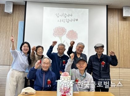 안중보건지소, 치매어르신쉼터 카네이션 달아드리기