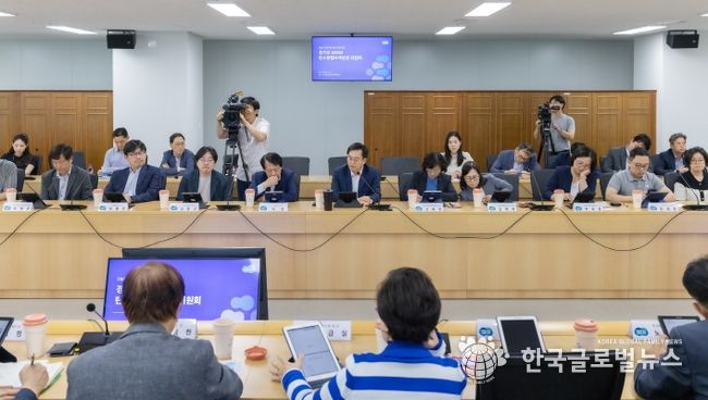 17일 오전 경기도청 다목적회의실에서 김동연 경기도지사, 강금실 경기도 기후대사, 전의찬 경기도 탄소중립 · 녹색성장 위원회 민간위원장 등이 참석한 가운데 탄소중립 · 녹색성장 위원회 전체회의가 열리고 있다.
