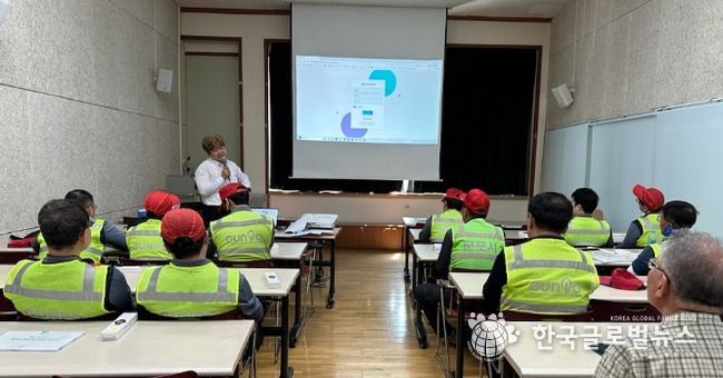 스마트워치 활용교육을 받는 군포시 환경미화원들