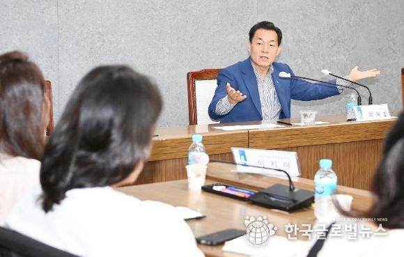 이재준 수원시장이 간담회에서 발언하고 있다.