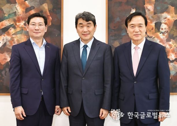 이상일 시장과 임태희 교육감은 5일 용인대학교를 방문한 이주호 사회부총리 겸 교육부장관에게 용인 반도체마이스터고 신설 필요성을 강조하며 교육부의 관심과 지원을 요청했다.-좌측부터 이상일 용인특례시장, 이주호 사회부총리 겸 교육부장관, 임태희 경기도교육감