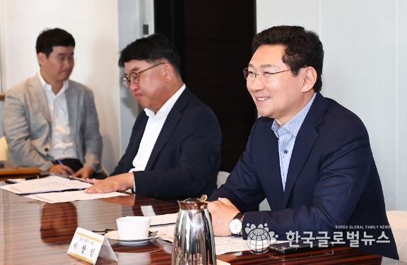 이상일 용인특례시장이 7일 산업자원부 주관 반도체 클러스터 전력공급 대책회의에서 안정적 전력 공급을 위해 최대한 협조하겠다고 말하고 있다