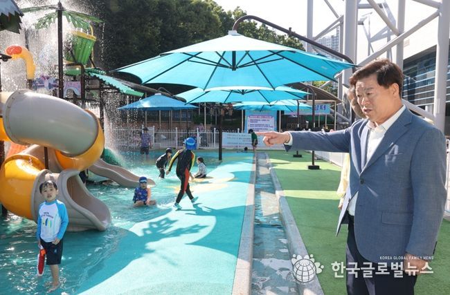 박승원 광명시장은 지난 7일 안양천 물놀이장과 광명시민체육관 물놀이장 등 관내 어린이 물놀이장 2개소를 방문해 안전과 운영상태 전반을 점검했다.