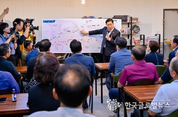 국토위 의원 현장방문. .전진선군수가 설명을 하고 있다.
