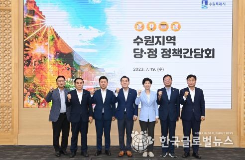 김영진 의원(오른쪽부터), 김승원 의원, 백혜련 의원, 이재준 수원시장, 이병진 민주당 수원시무 지역위원장 직무대행, 이재식 수원시의회 부의장, 채명기 수원시의회 더불어민주당 대표의원 등이 함께하고 있다.
