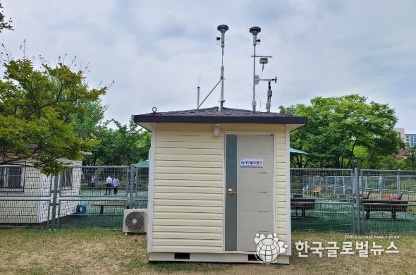 안양시는 지난해 5월 평촌중앙공원에 대기오염측정기기를 설치해 관리하고 있다