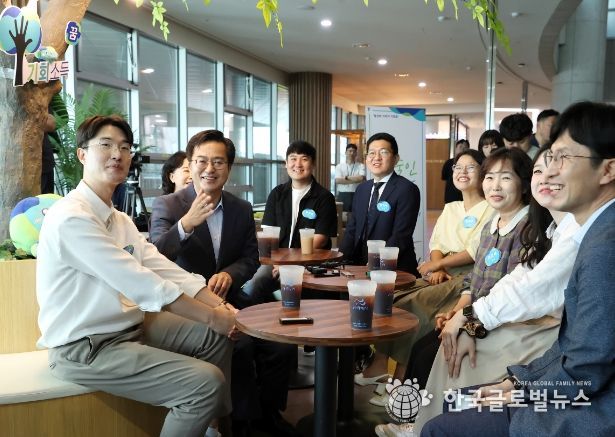 20일 오전 경기도청1층 카페(쉼마루)에서 김동연 경기도지사와 예술인 기회소득 수혜자 7명(파주,안양,군포,의왕시 거주자)이 참석한 가운데 예술인 기회소득 최초 수혜자 간담회를 하고있다.