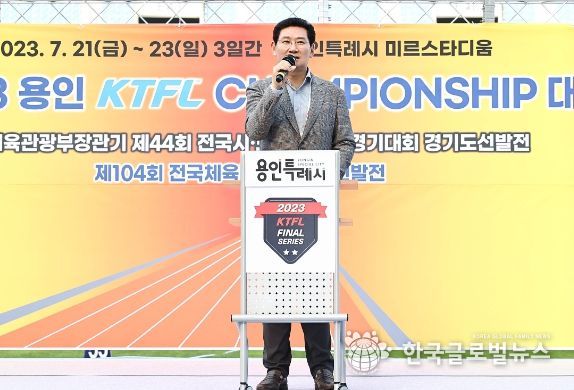 21일 ‘2023용인 KTFL전국실업육상경기 챔피언십 대회’ 개막식 참석해 선수들을 격려한 이상일 용인특례시장.