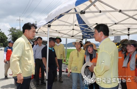 청양 군 수해복구 지원 현장을 찾은 군포 하은호 시장을 김더곤 청양군수가 맞아 주고 있다.