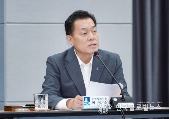 이재준 수원시장이 8월 중 확대간부회의에서 발언하고 있다.