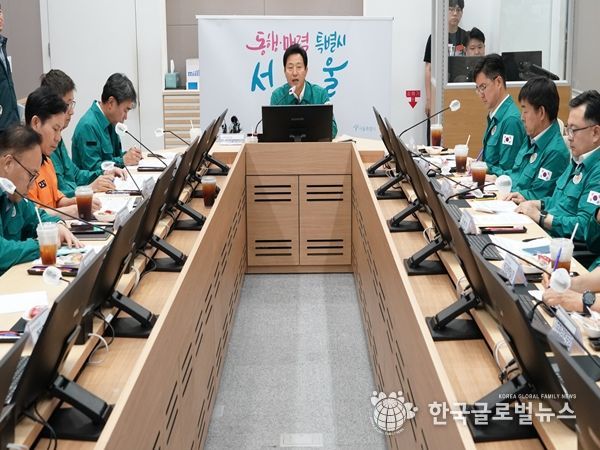 오세훈 시장이 8일 서울시청 재난안전상황실에서 열린 제6호 태풍 '카눈(KAHNUN)' 대비 재난안전대책본부 대책회의에서 모두발언을 하고 있다.