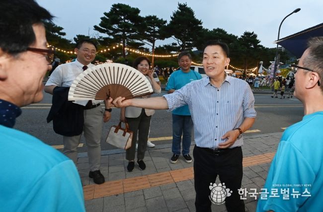이재준 수원시장이 시민들과 함께하고 있다.