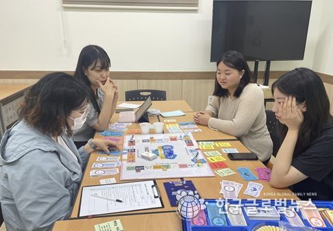 청년서포터즈 단원들이 활동을 준비하고 있다.