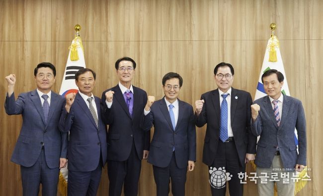 11일 오후 경기도청 집무실에서 김동연 경기도지사가 전남지역 4개 군(郡) 대표와 특산물 소비 활성화 방안을 논의 했다.