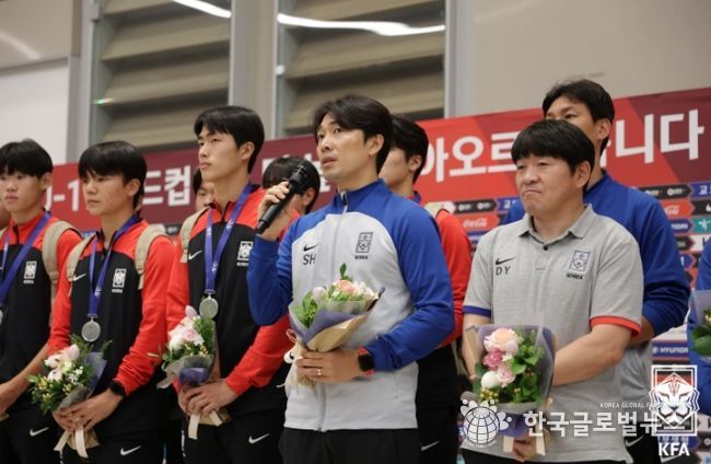 지난 7월 AFC U-17 아시안컵에서 준우승한 뒤 인천공항에 귀국해 인터뷰하고 있는 변성환 감독의 모습.