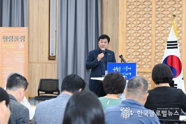 이상수 수원시 문화청년체육국장이 브리핑을 하고 있다.