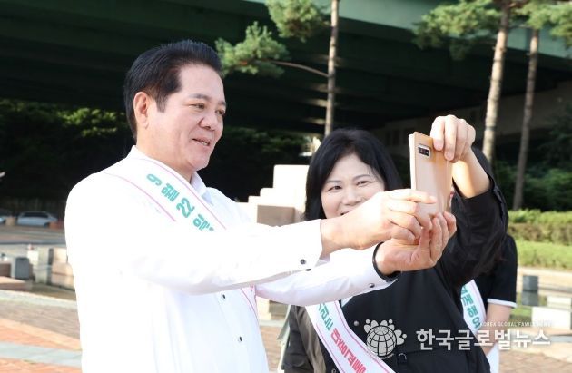 최대호 안양시장(오른쪽에서 첫번째)이 22일 세계 차 없는 날을 맞아 걸어서 출근하기 캠페인에 참여했다