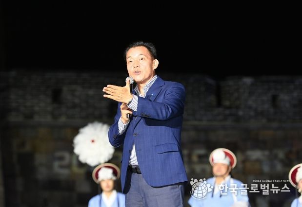 지난 23일 ‘세계유산축전 수원화성’ 개막식에서 이재준 수원특례시장이 인사말을 하고 있다.