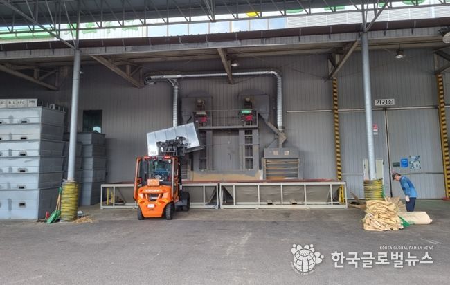 용인특례시가 4일부터 2023년산 공공비축미를 매입한다. 사진은 공공비축미를 수매하는 모습