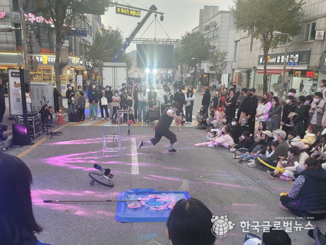 2022 웰컴투신관동 거리행사 모습. 공주문화관광재단 제공
