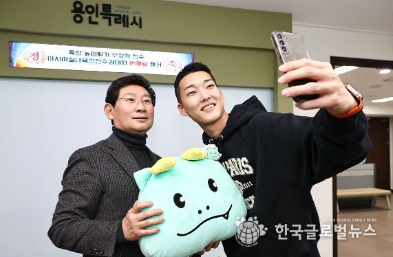 우상혁 선수가 이상일 용인특례시장(왼쪽)과 셀카를 찍고 있다.